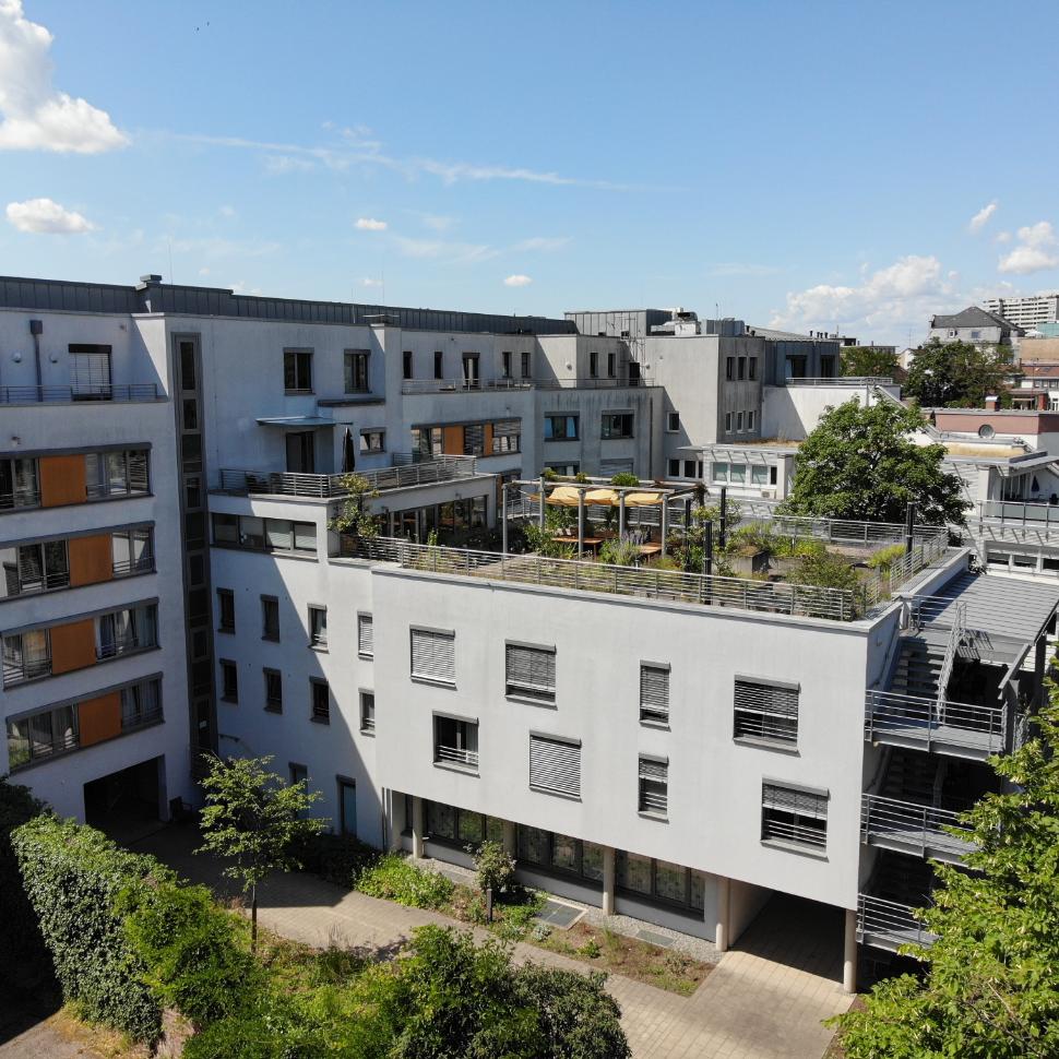 Blick von oben auf das Seniorenzentrum Benckiserstift in Karlsruhe.