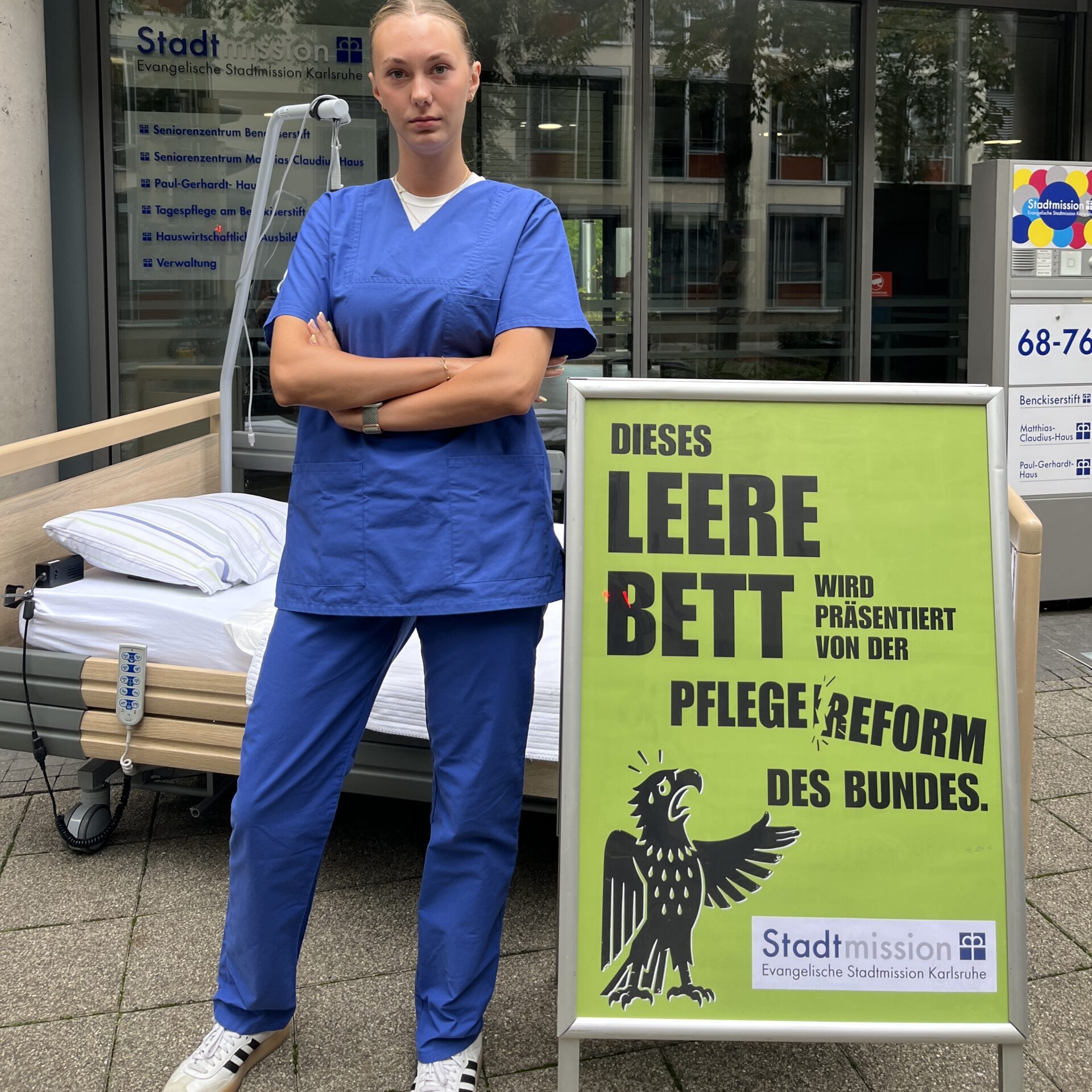 leeresbettmitperson_web