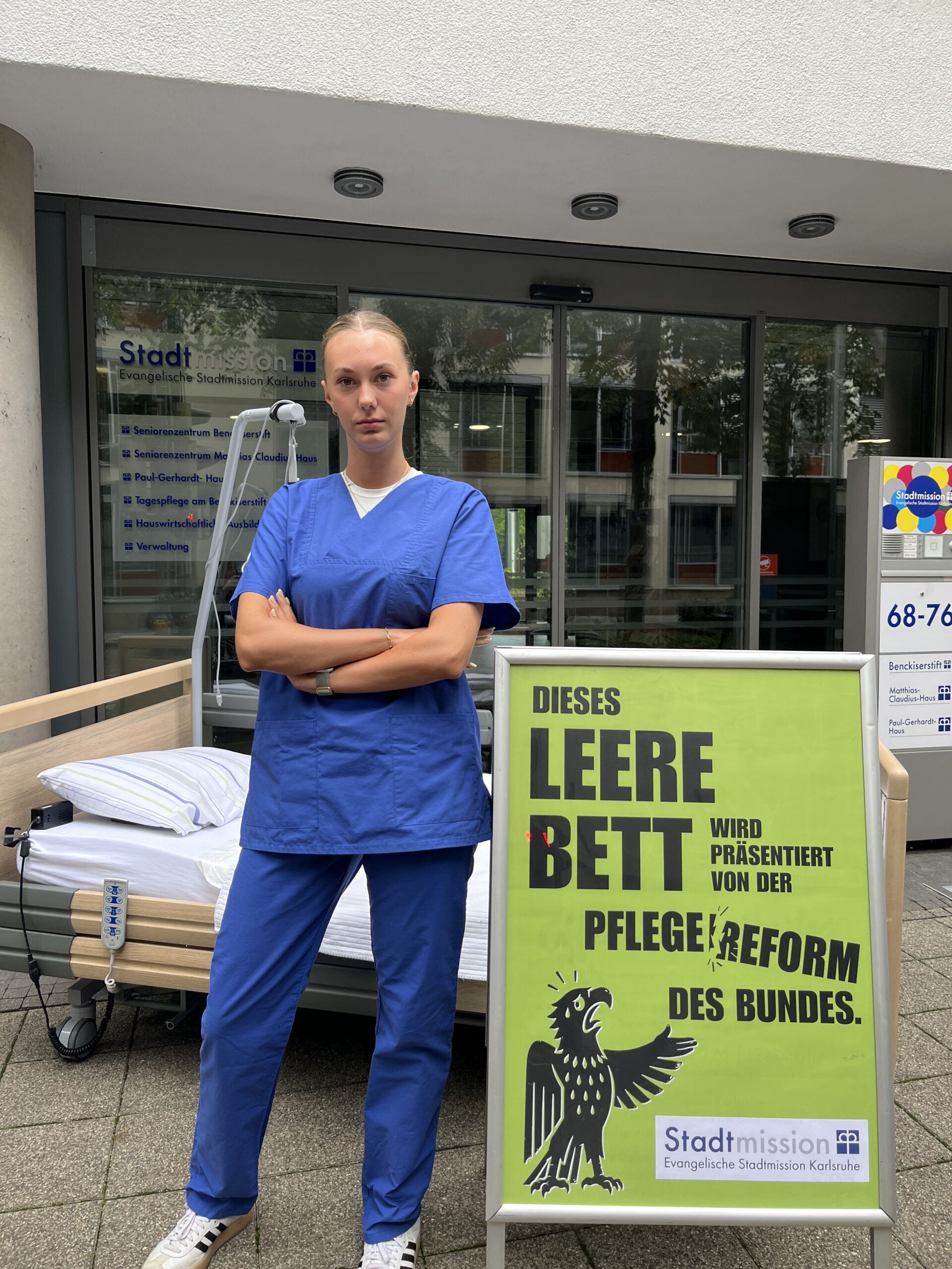leeresbettmitperson_web